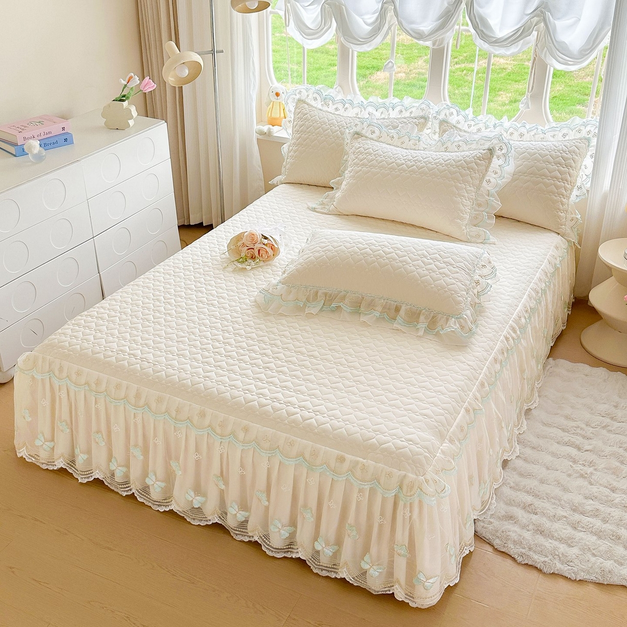 91家纺网 家纺一手货源 找家纺 罗艺轩 2025新款全棉纯棉斜纹工艺床裙四件套 蓝蝴蝶-白色