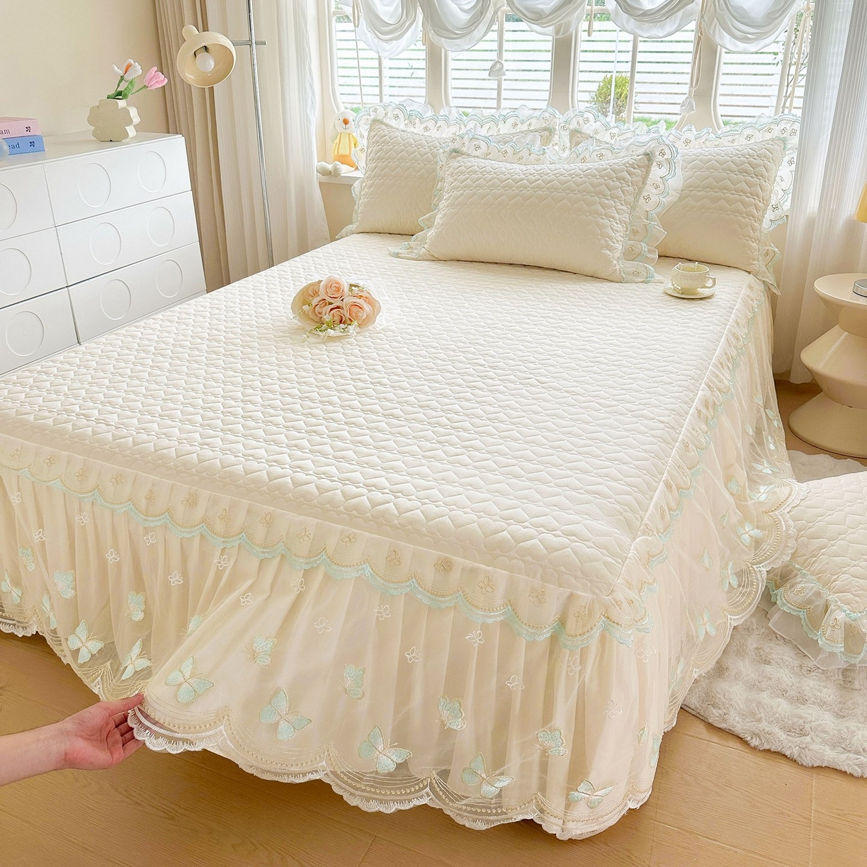 91家纺网 家纺一手货源 找家纺 罗艺轩 2025新款全棉纯棉斜纹工艺床裙四件套 蓝蝴蝶-白色