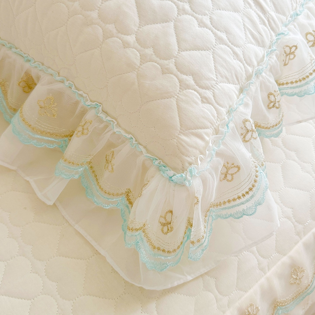 91家纺网 家纺一手货源 找家纺 罗艺轩 2025新款全棉纯棉斜纹工艺床裙四件套 蓝蝴蝶-白色