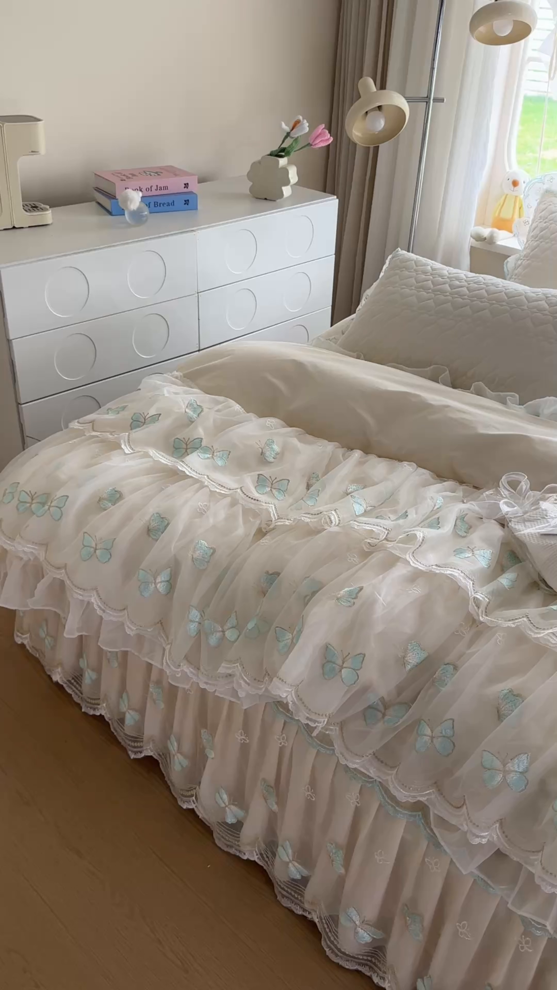 91家纺网 家纺一手货源 找家纺 罗艺轩 2025新款全棉纯棉斜纹工艺床裙四件套 蓝蝴蝶-白色