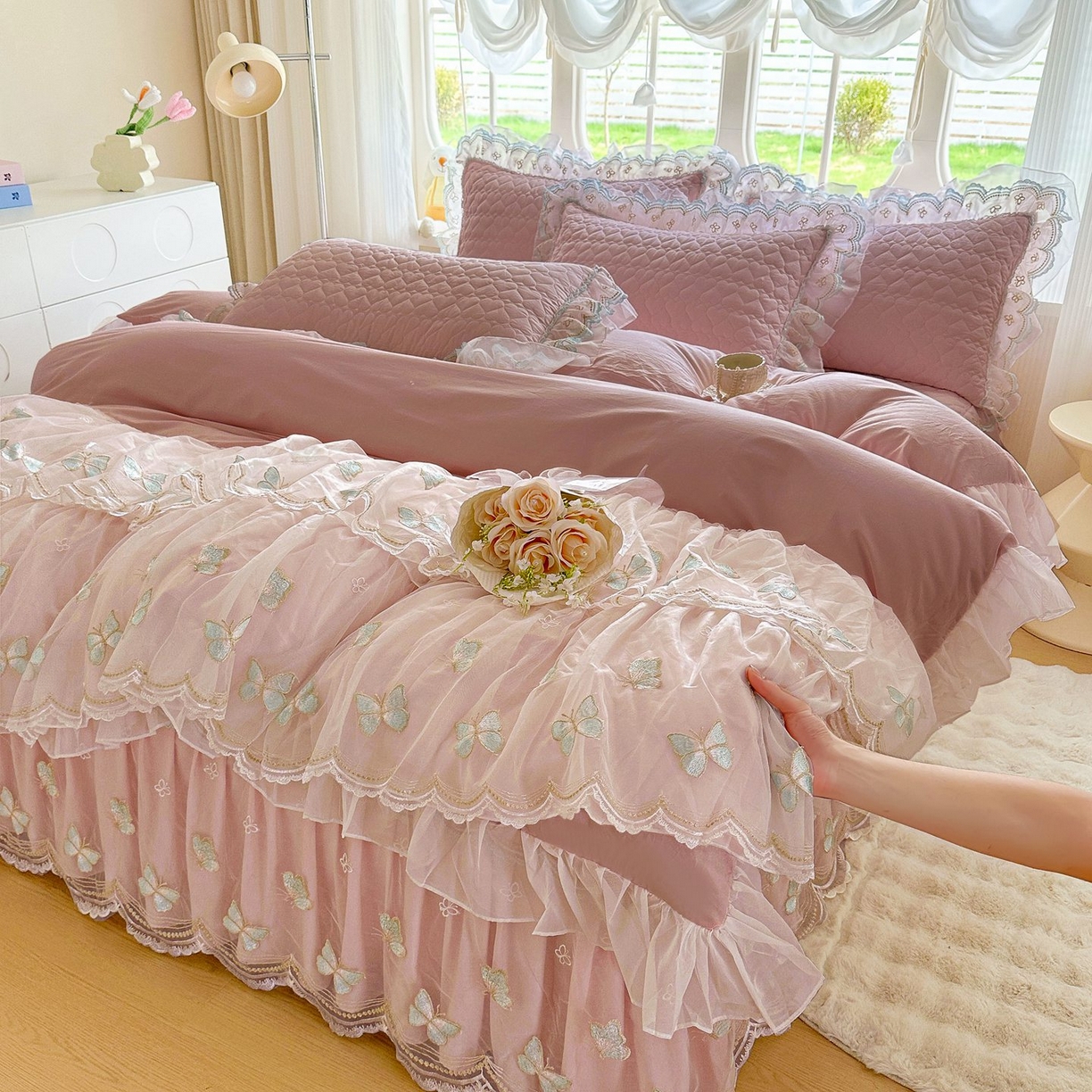 91家纺网 家纺一手货源 找家纺 罗艺轩 2025新款全棉纯棉斜纹工艺床裙四件套 蓝蝴蝶-豆沙