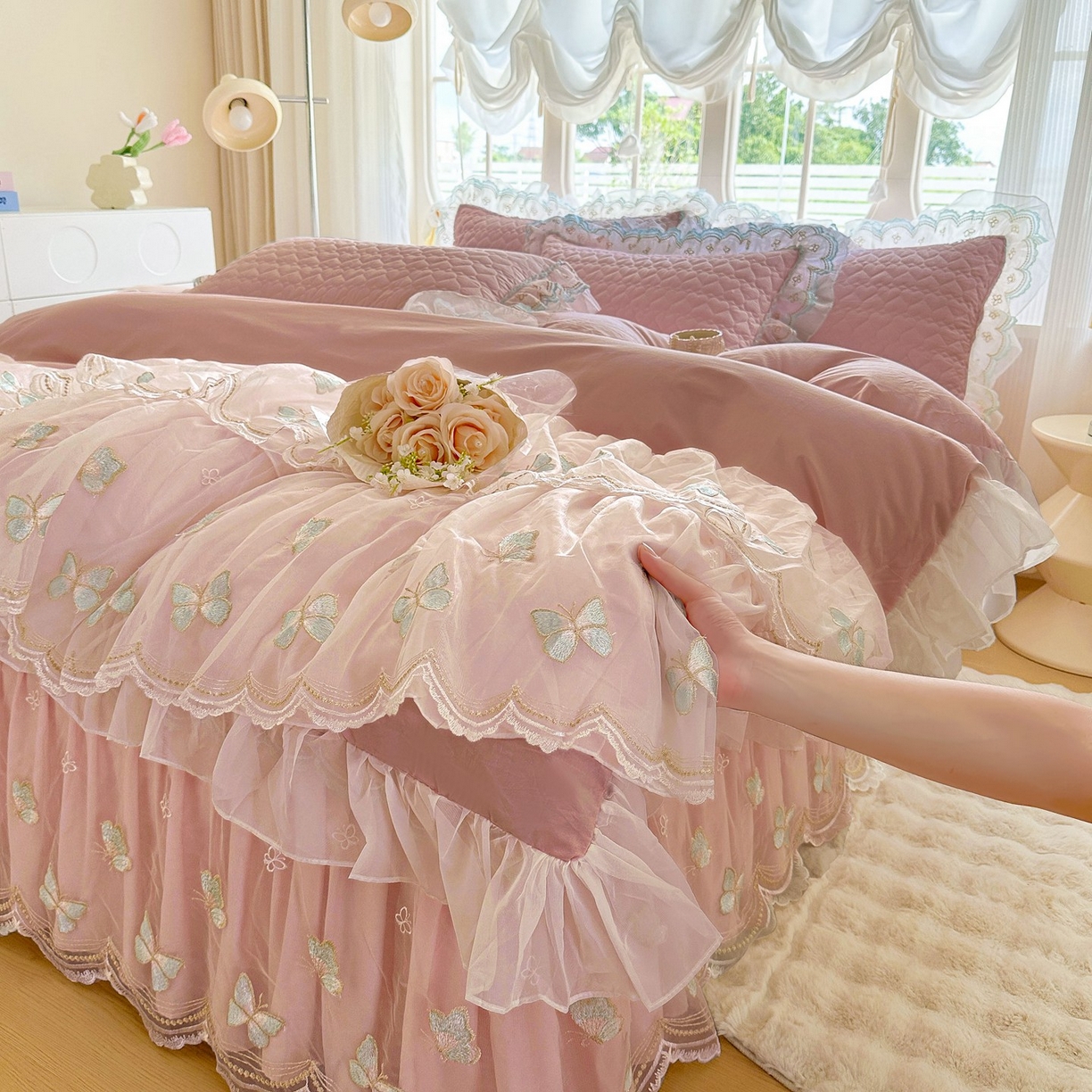 91家纺网 家纺一手货源 找家纺 罗艺轩 2025新款全棉纯棉斜纹工艺床裙四件套 蓝蝴蝶-豆沙