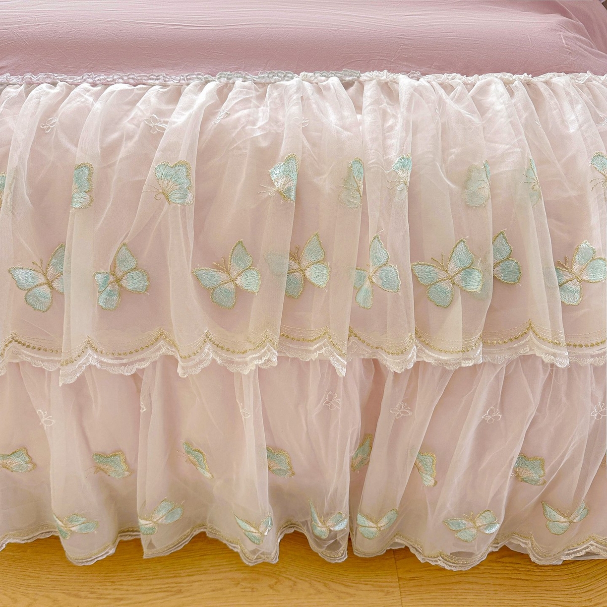 91家纺网 家纺一手货源 找家纺 罗艺轩 2025新款全棉纯棉斜纹工艺床裙四件套 蓝蝴蝶-豆沙