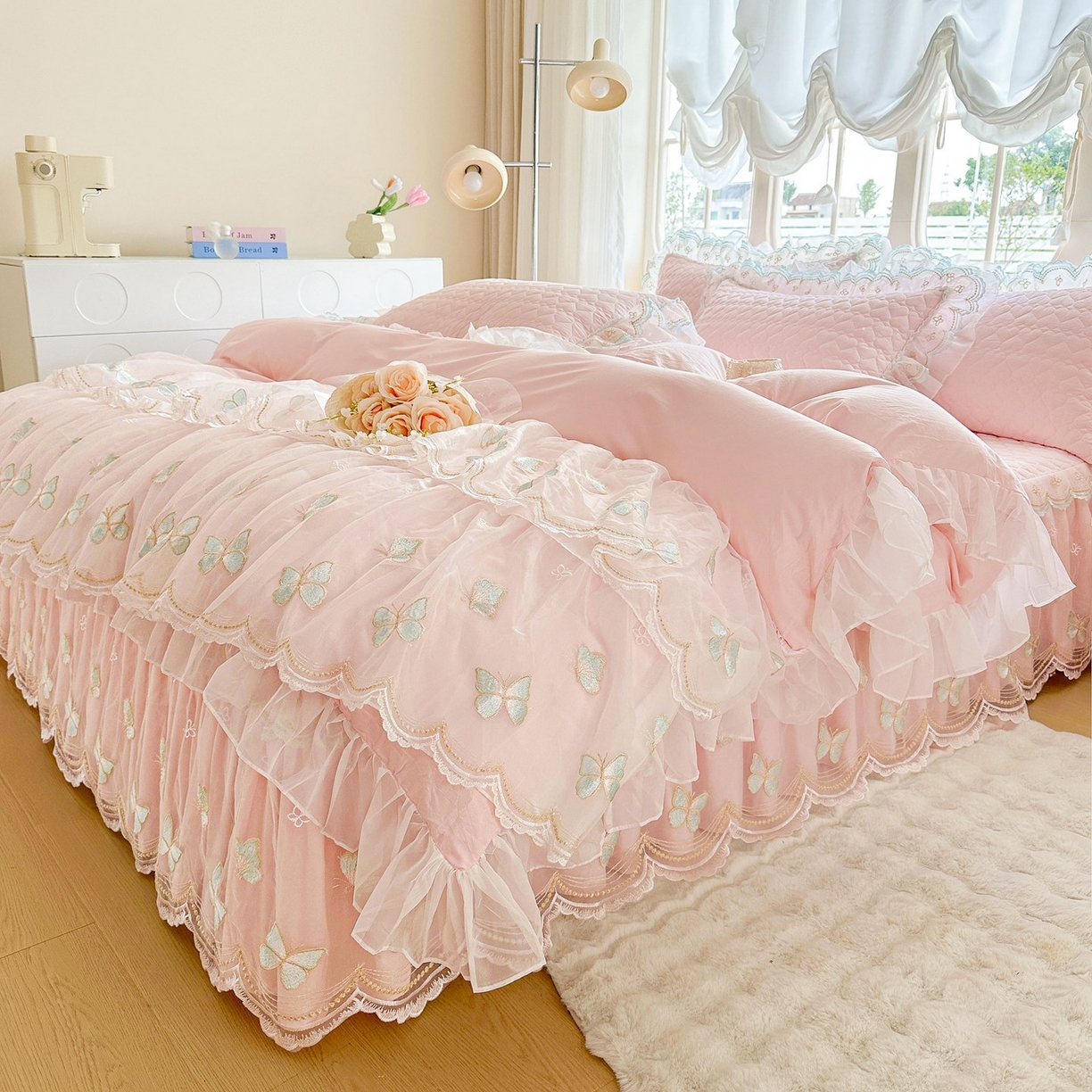 91家纺网 家纺一手货源 找家纺 罗艺轩 2025新款全棉纯棉斜纹工艺床裙四件套 蓝蝴蝶-粉色