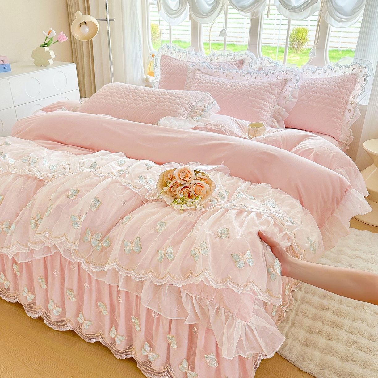 91家纺网 家纺一手货源 找家纺 罗艺轩 2025新款全棉纯棉斜纹工艺床裙四件套 蓝蝴蝶-粉色