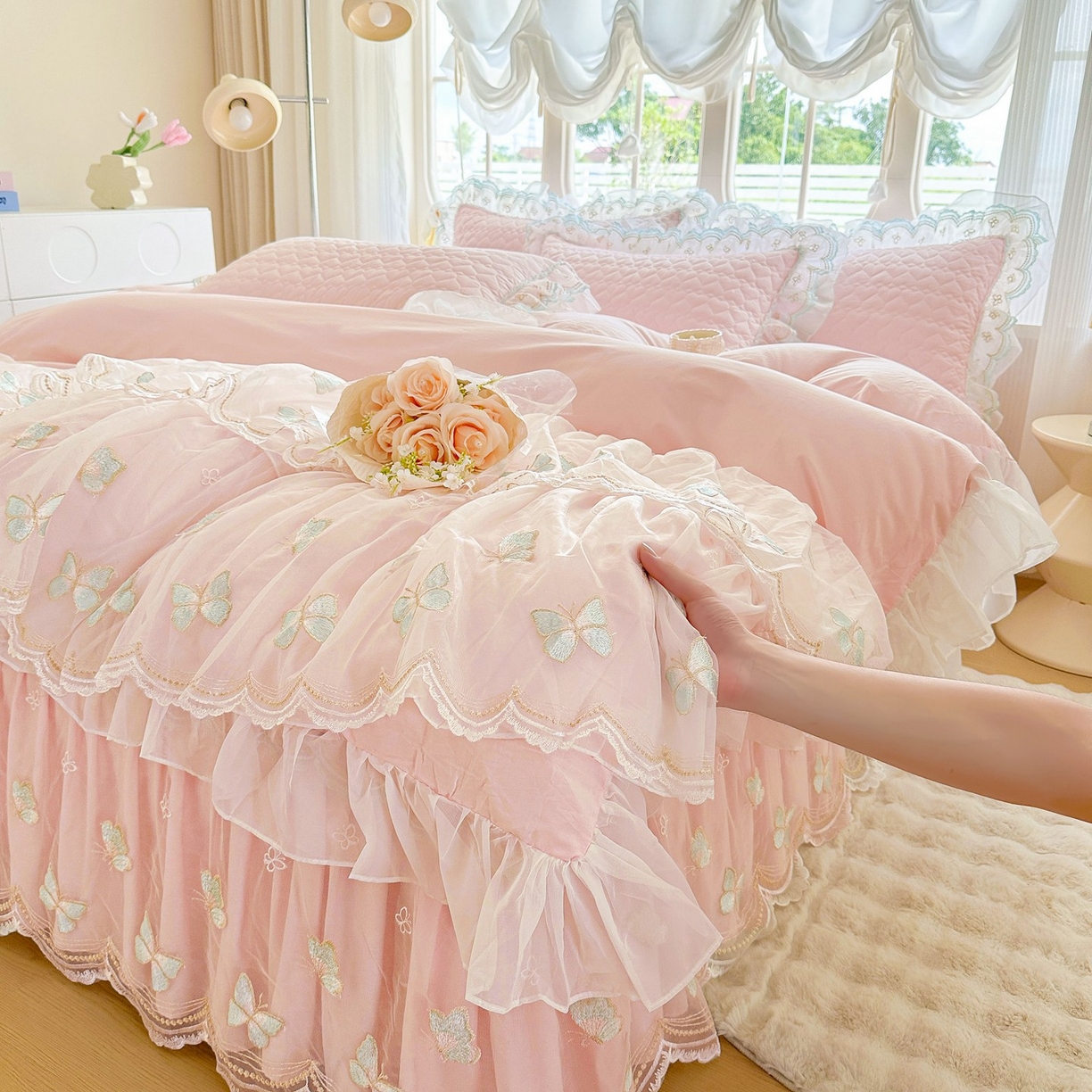 91家纺网 家纺一手货源 找家纺 罗艺轩 2025新款全棉纯棉斜纹工艺床裙四件套 蓝蝴蝶-粉色