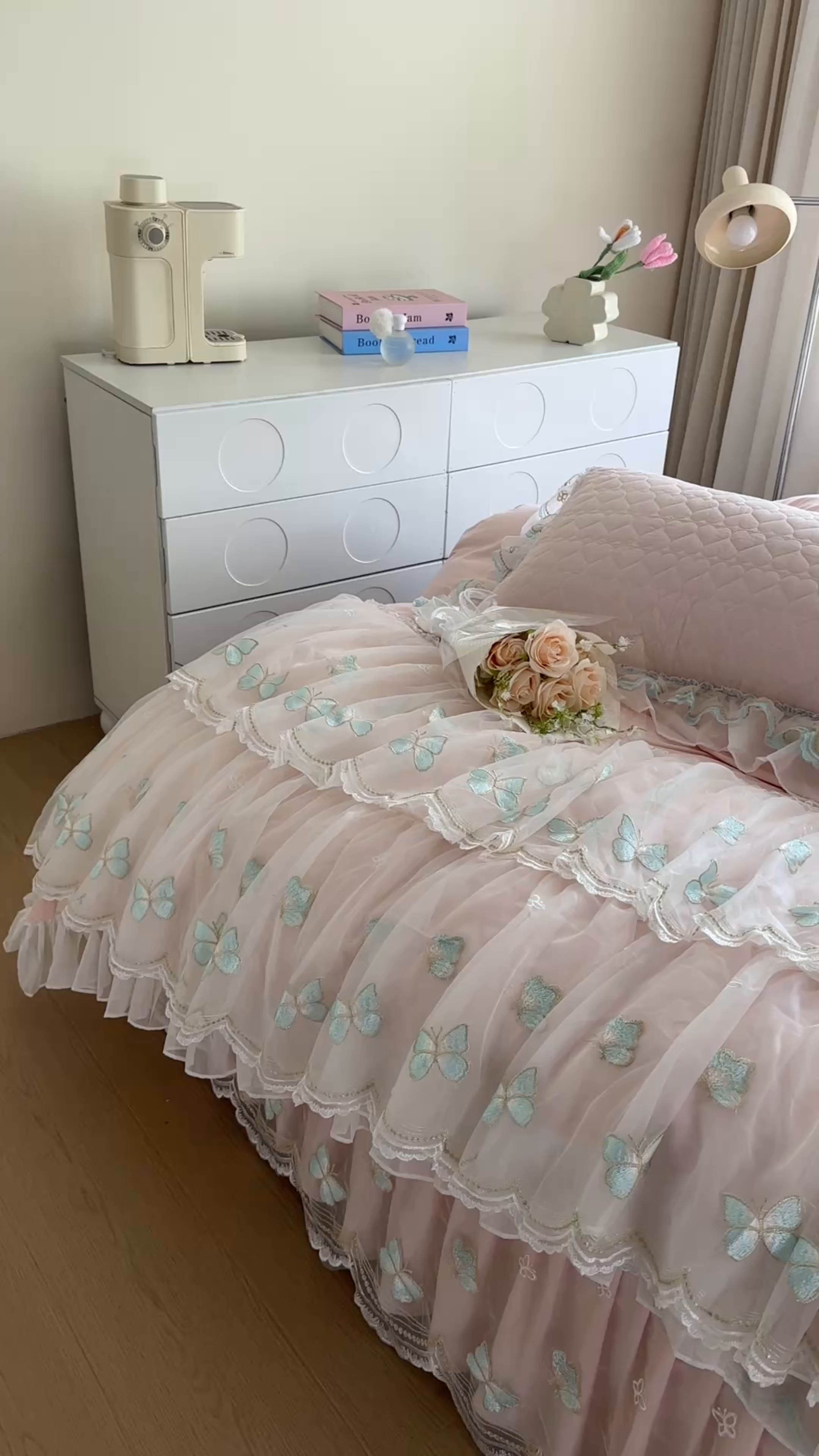 91家纺网 家纺一手货源 找家纺 罗艺轩 2025新款全棉纯棉斜纹工艺床裙四件套 蓝蝴蝶-粉色