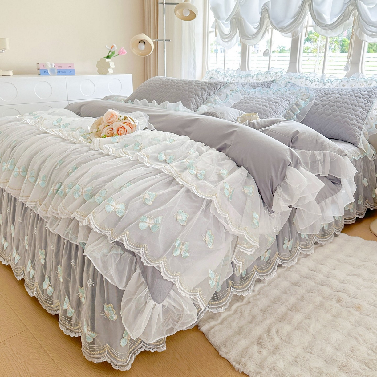 91家纺网 家纺一手货源 找家纺 罗艺轩 2025新款全棉纯棉斜纹工艺床裙四件套 蓝蝴蝶-灰色