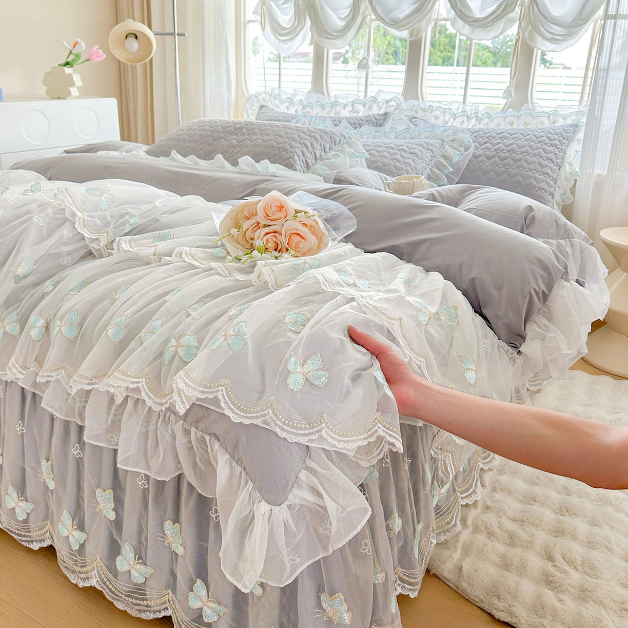 91家纺网 家纺一手货源 找家纺 罗艺轩 2025新款全棉纯棉斜纹工艺床裙四件套 蓝蝴蝶-灰色