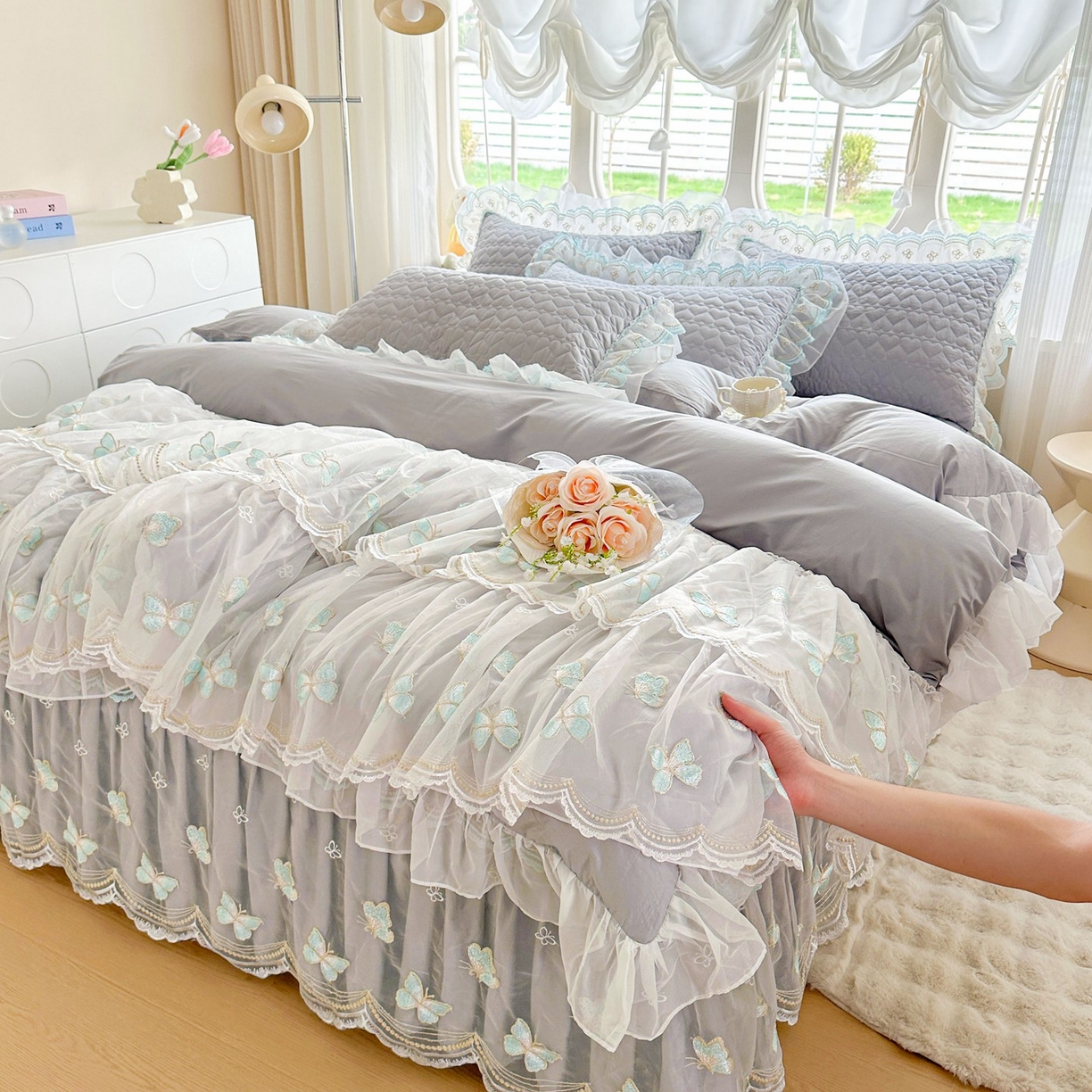 91家纺网 家纺一手货源 找家纺 罗艺轩 2025新款全棉纯棉斜纹工艺床裙四件套 蓝蝴蝶-灰色