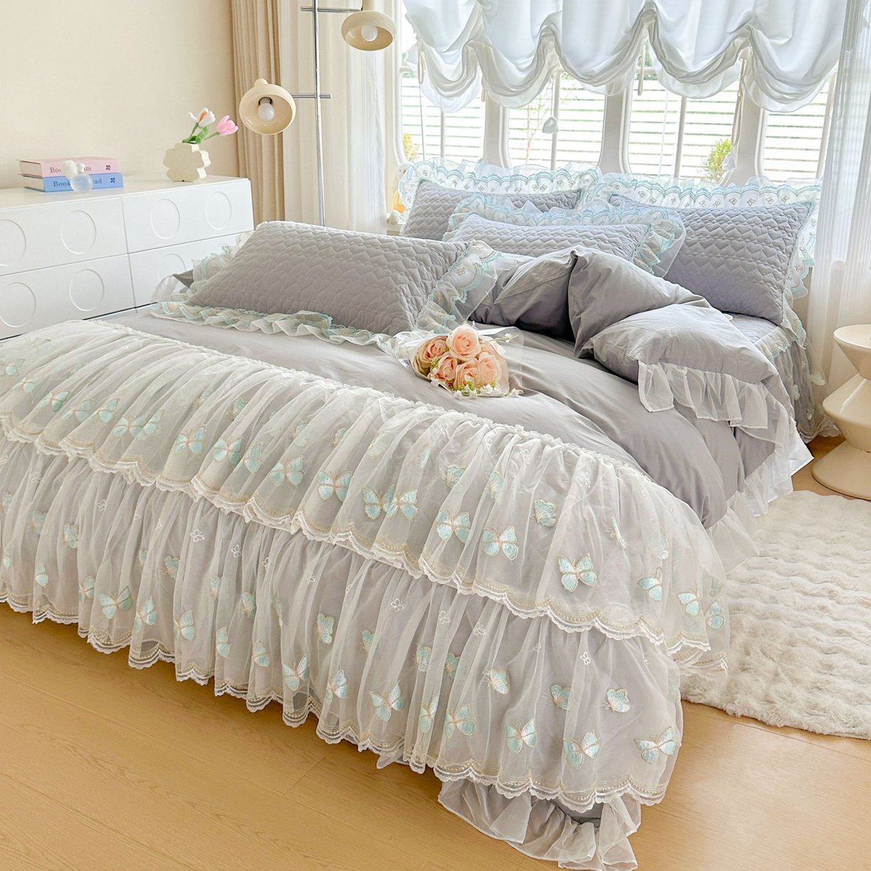 91家纺网 家纺一手货源 找家纺 罗艺轩 2025新款全棉纯棉斜纹工艺床裙四件套 蓝蝴蝶-灰色