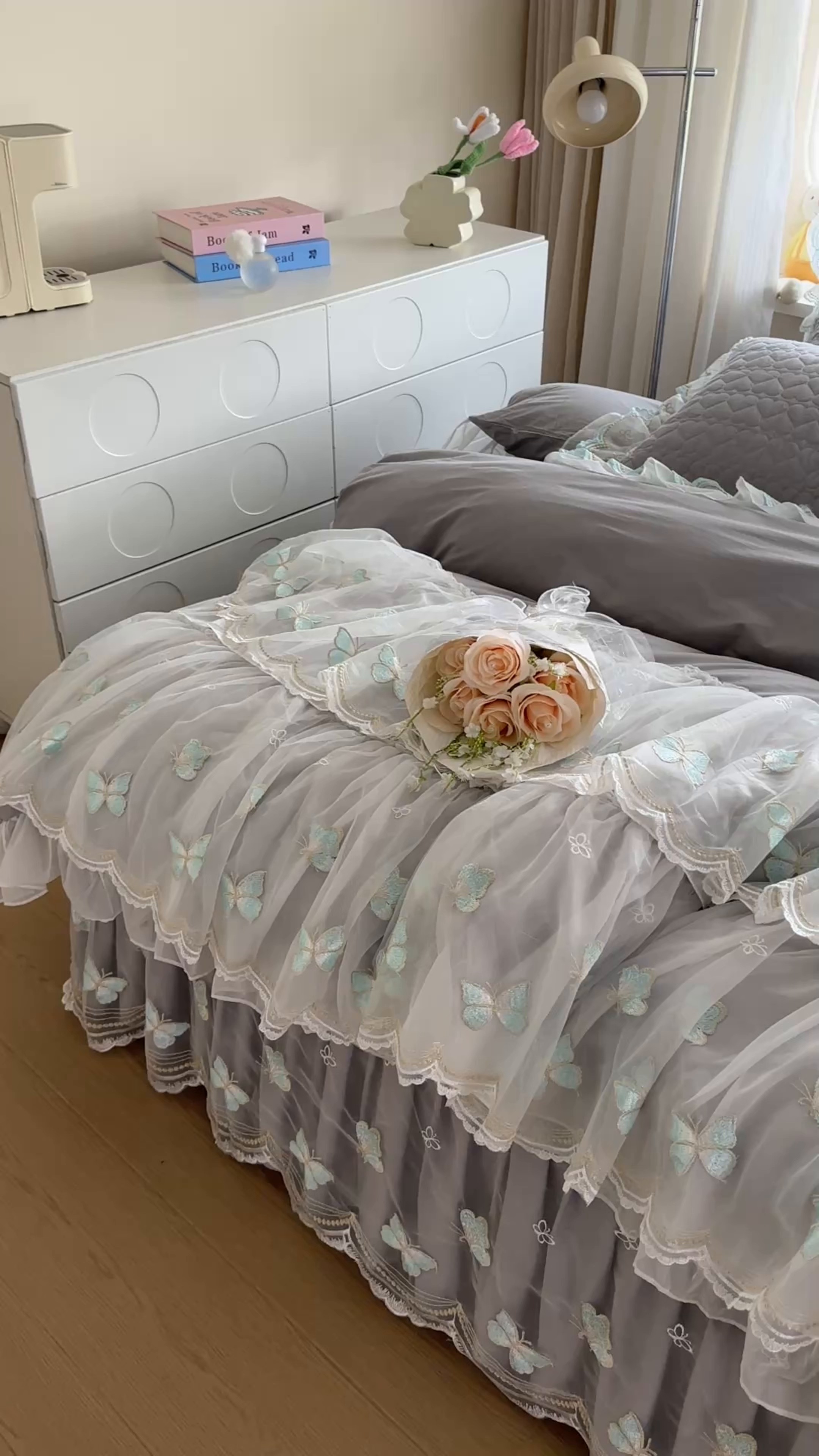 91家纺网 家纺一手货源 找家纺 罗艺轩 2025新款全棉纯棉斜纹工艺床裙四件套 蓝蝴蝶-灰色