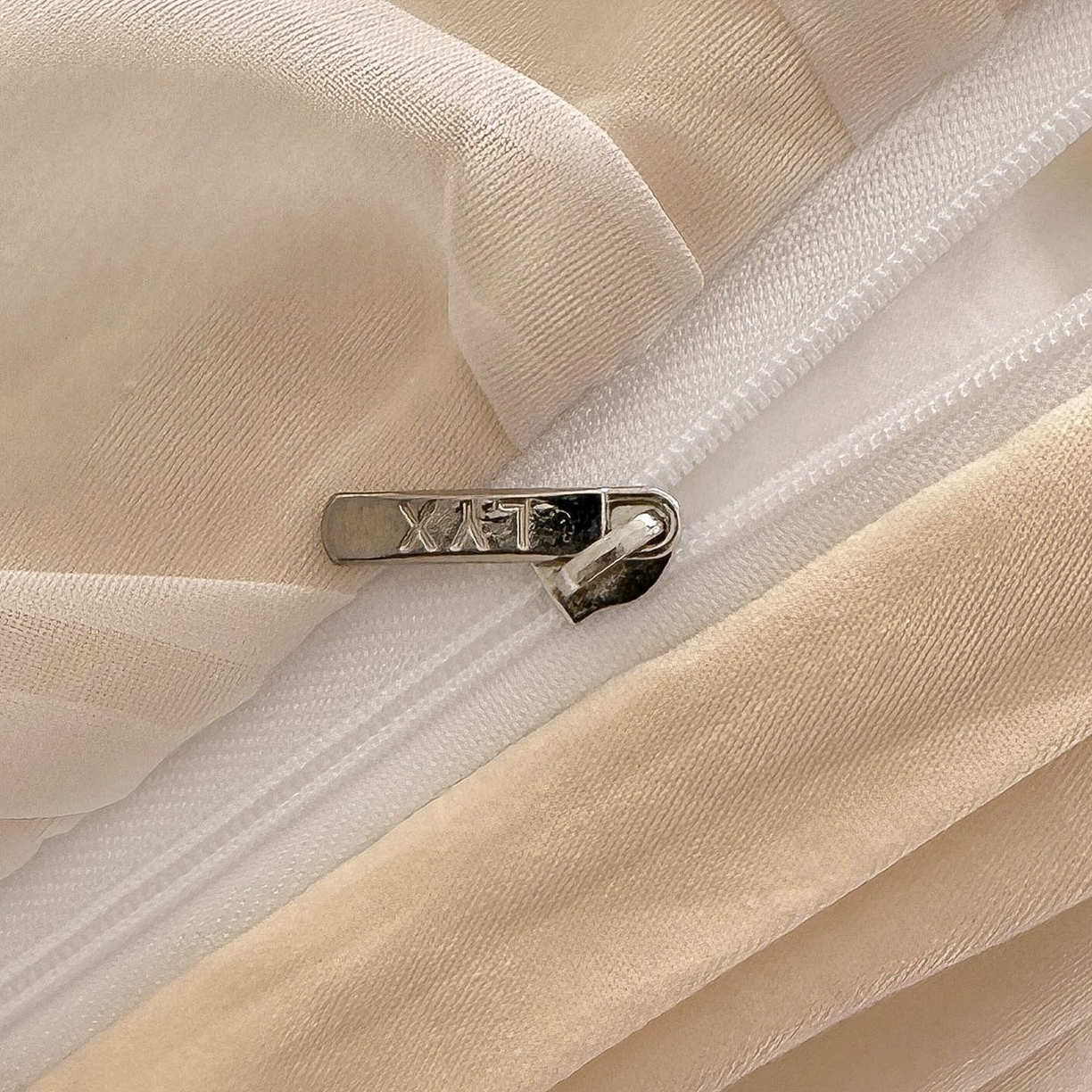 91家纺网 家纺一手货源 找家纺 罗艺轩 2025新款全棉纯棉斜纹工艺床裙四件套 蓝蝴蝶-咖色