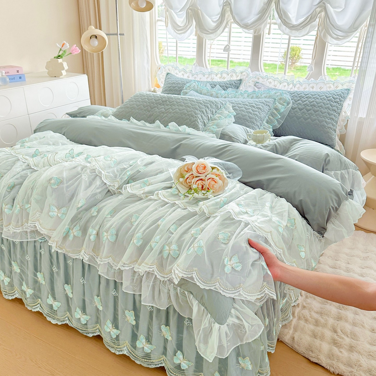 91家纺网 家纺一手货源 找家纺 罗艺轩 2025新款全棉纯棉斜纹工艺床裙四件套 蓝蝴蝶-绿色