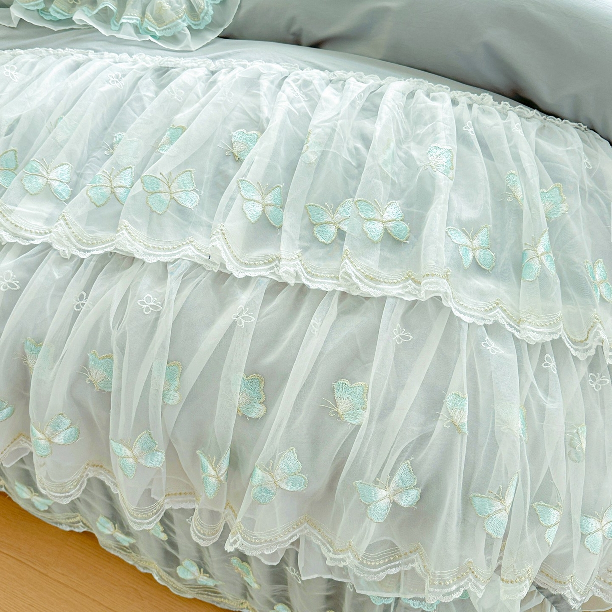 91家纺网 家纺一手货源 找家纺 罗艺轩 2025新款全棉纯棉斜纹工艺床裙四件套 蓝蝴蝶-绿色