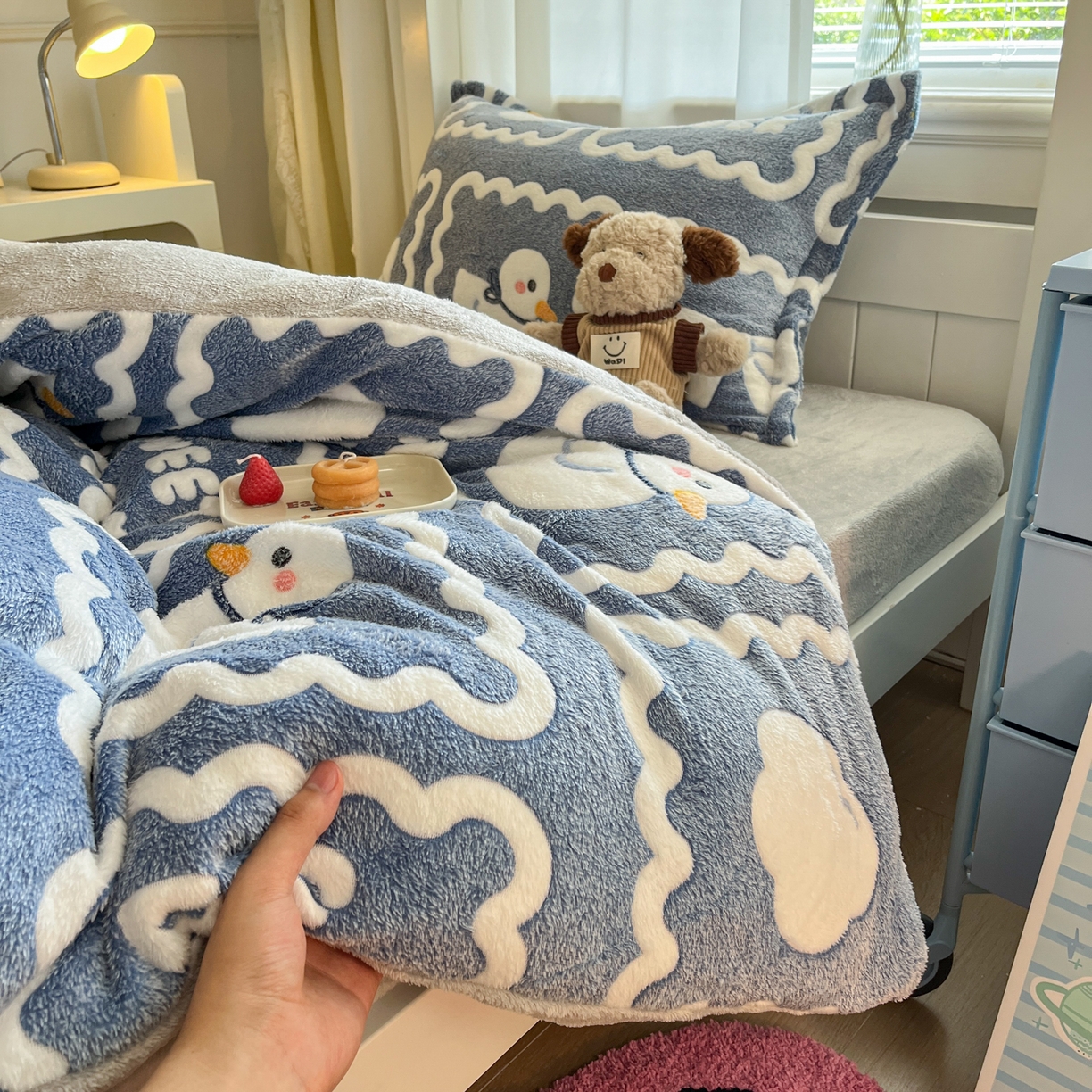 91家纺网 家纺一手货源 找家纺 川悦生活 2025新款雪花绒宿舍床笠款三件套 快乐鸭鸭