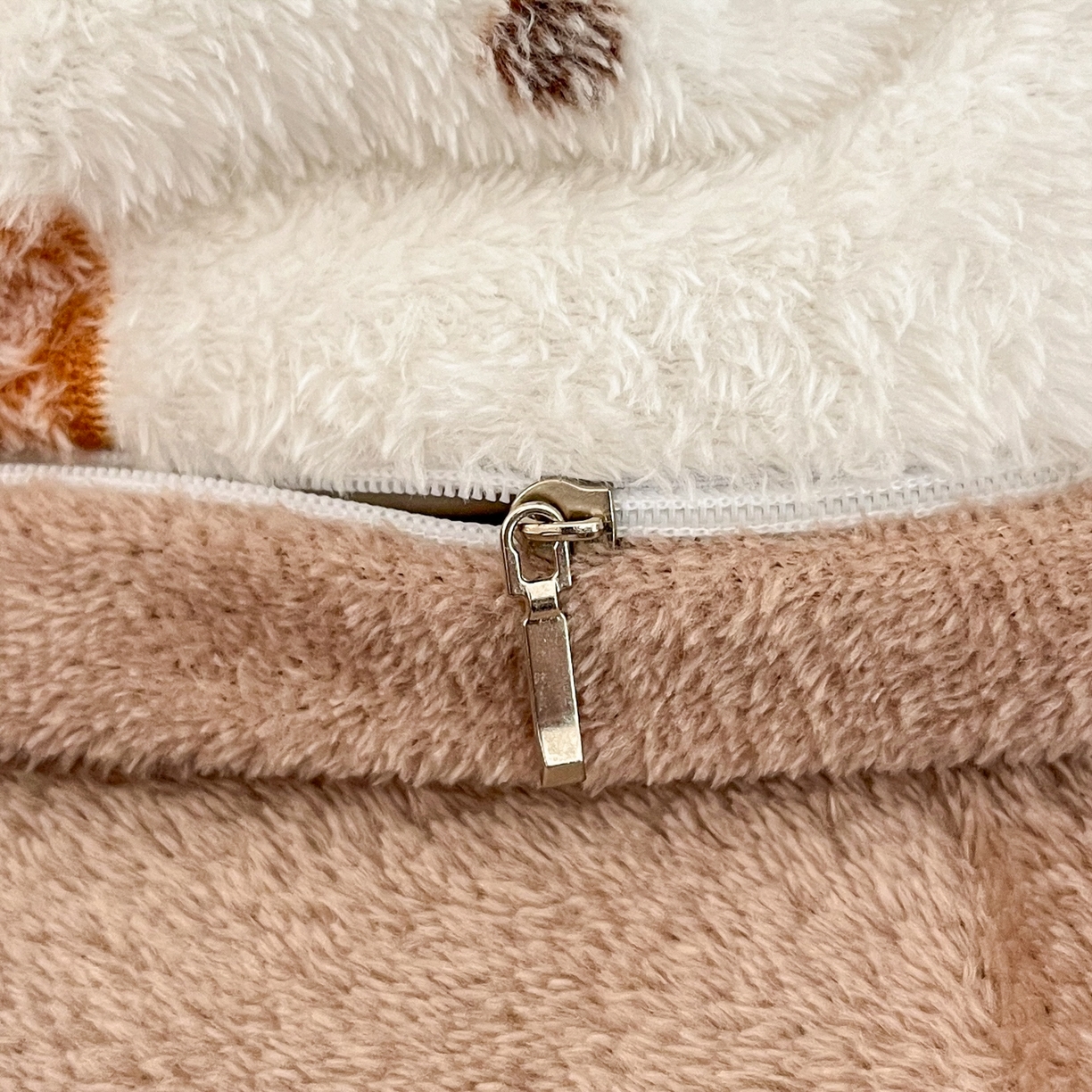 91家纺网 家纺一手货源 找家纺 川悦生活 2025新款雪花绒宿舍床笠款三件套 腊肠小点