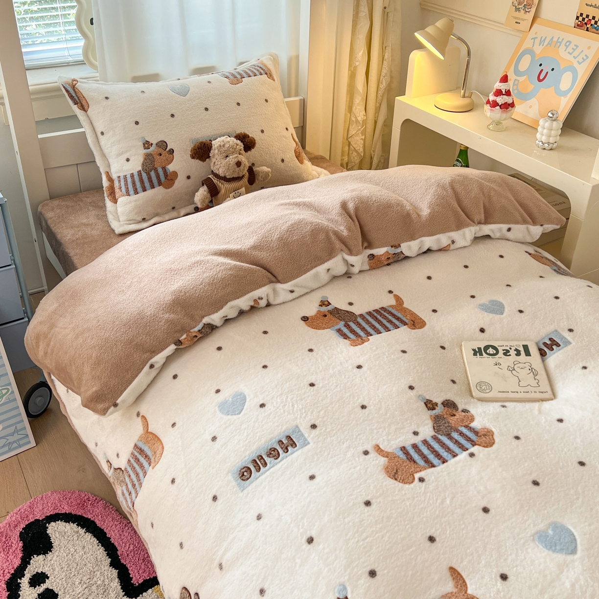 91家纺网 家纺一手货源 找家纺 川悦生活 2025新款雪花绒宿舍床笠款三件套 腊肠小点