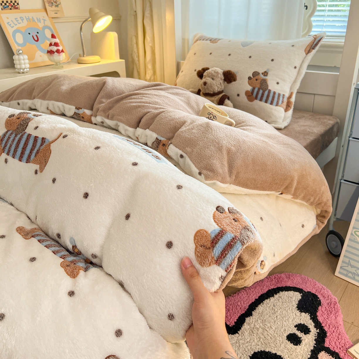 91家纺网 家纺一手货源 找家纺 川悦生活 2025新款雪花绒宿舍床笠款三件套 腊肠小点