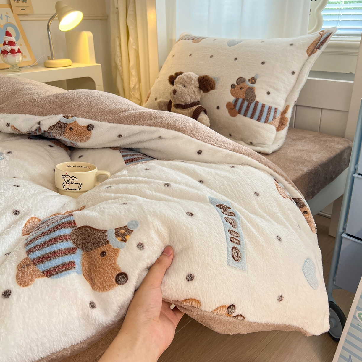 91家纺网 家纺一手货源 找家纺 川悦生活 2025新款雪花绒宿舍床笠款三件套 腊肠小点