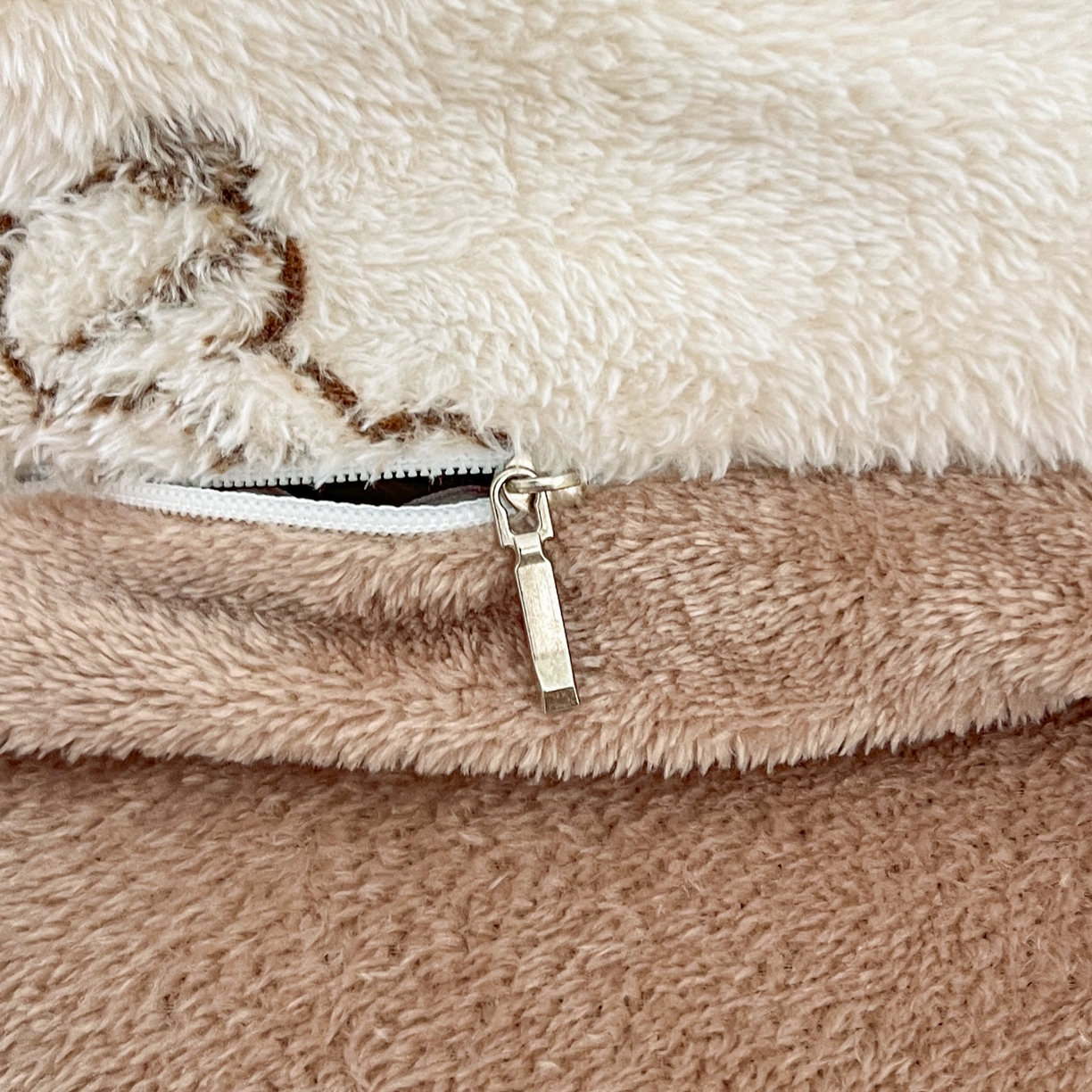 91家纺网 家纺一手货源 找家纺 川悦生活 2025新款雪花绒宿舍床笠款三件套 奶咖小熊