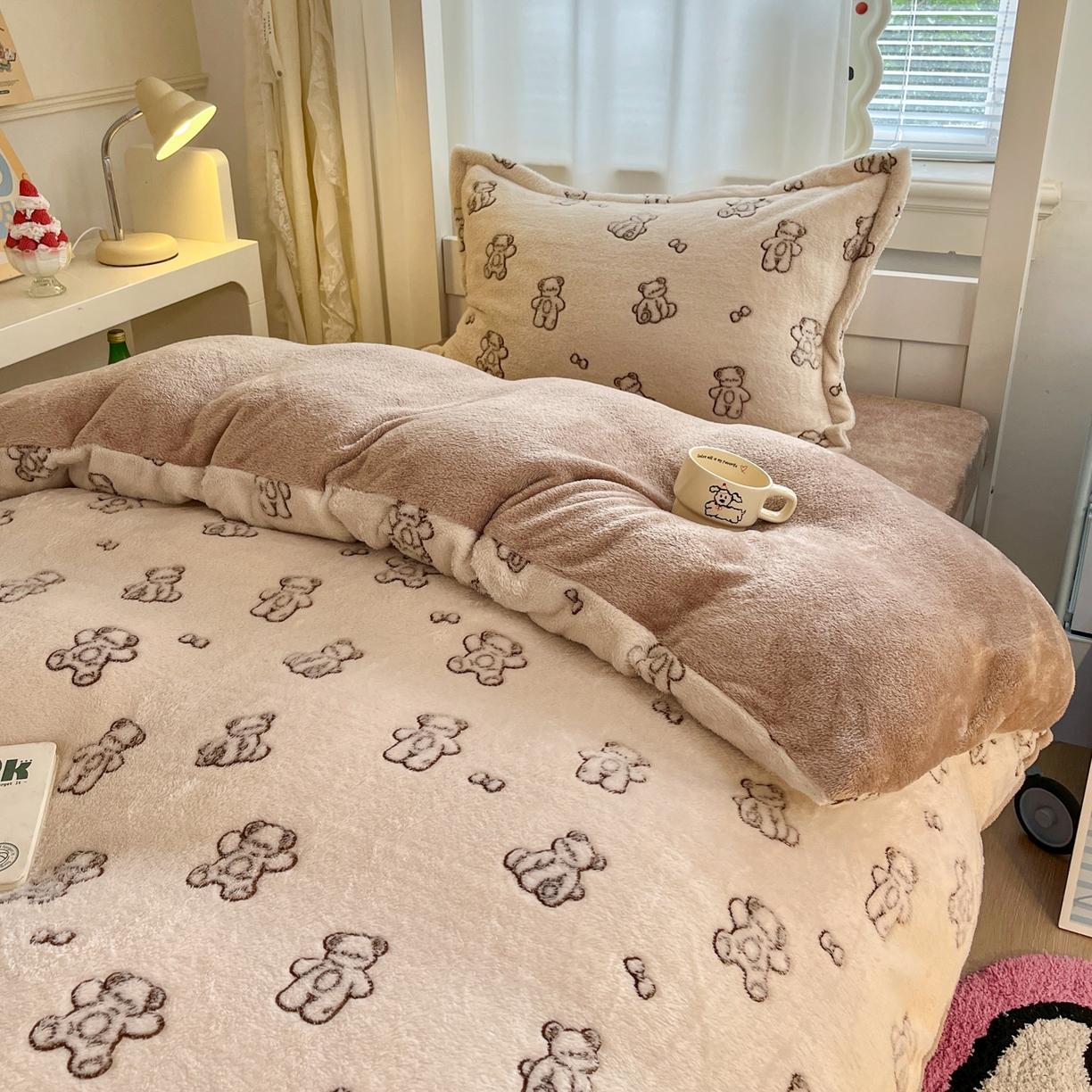 91家纺网 家纺一手货源 找家纺 川悦生活 2025新款雪花绒宿舍床笠款三件套 奶咖小熊
