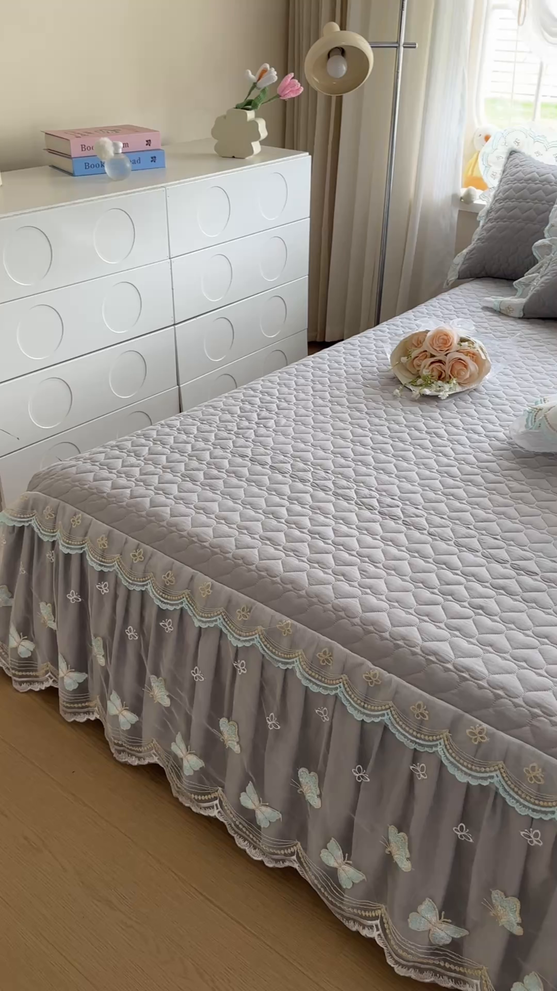 91家纺网 家纺一手货源 找家纺 罗艺轩 2025新款全棉纯棉斜纹花边单床裙床裙单件单品床裙 蓝蝴蝶-灰色