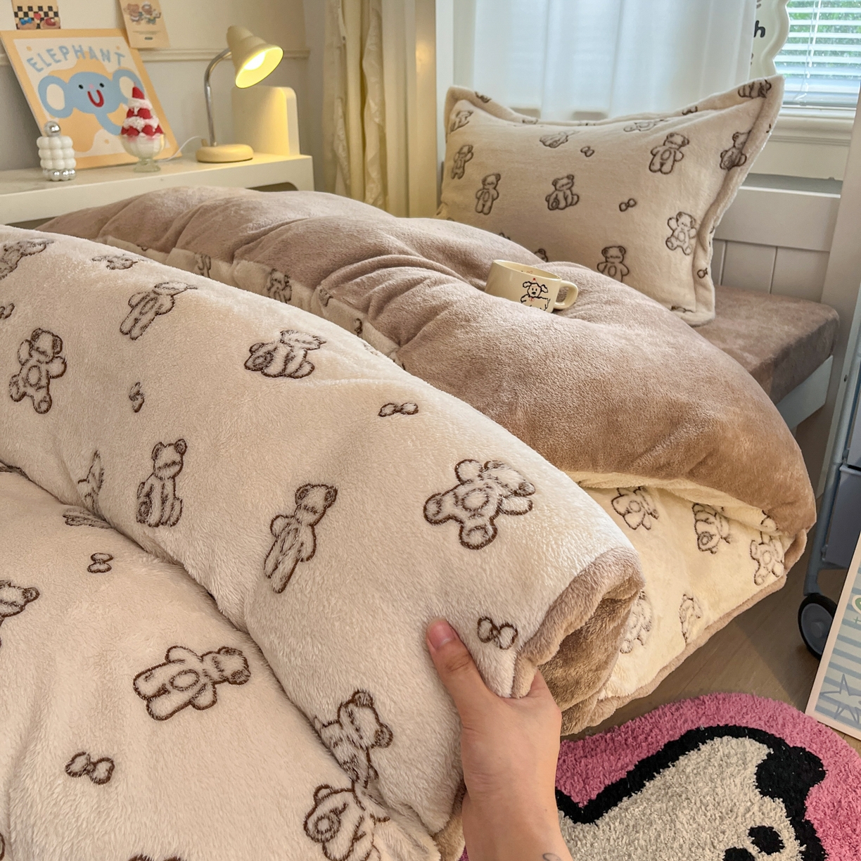 91家纺网 家纺一手货源 找家纺 川悦生活 2025新款雪花绒宿舍床笠款三件套 奶咖小熊