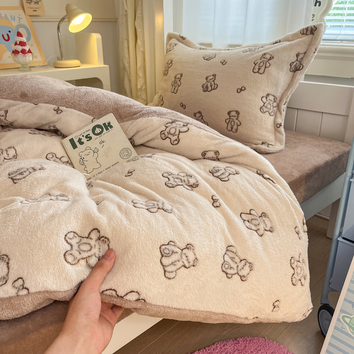 91家纺网 家纺一手货源 找家纺 川悦生活 2025新款雪花绒宿舍床笠款三件套 奶咖小熊