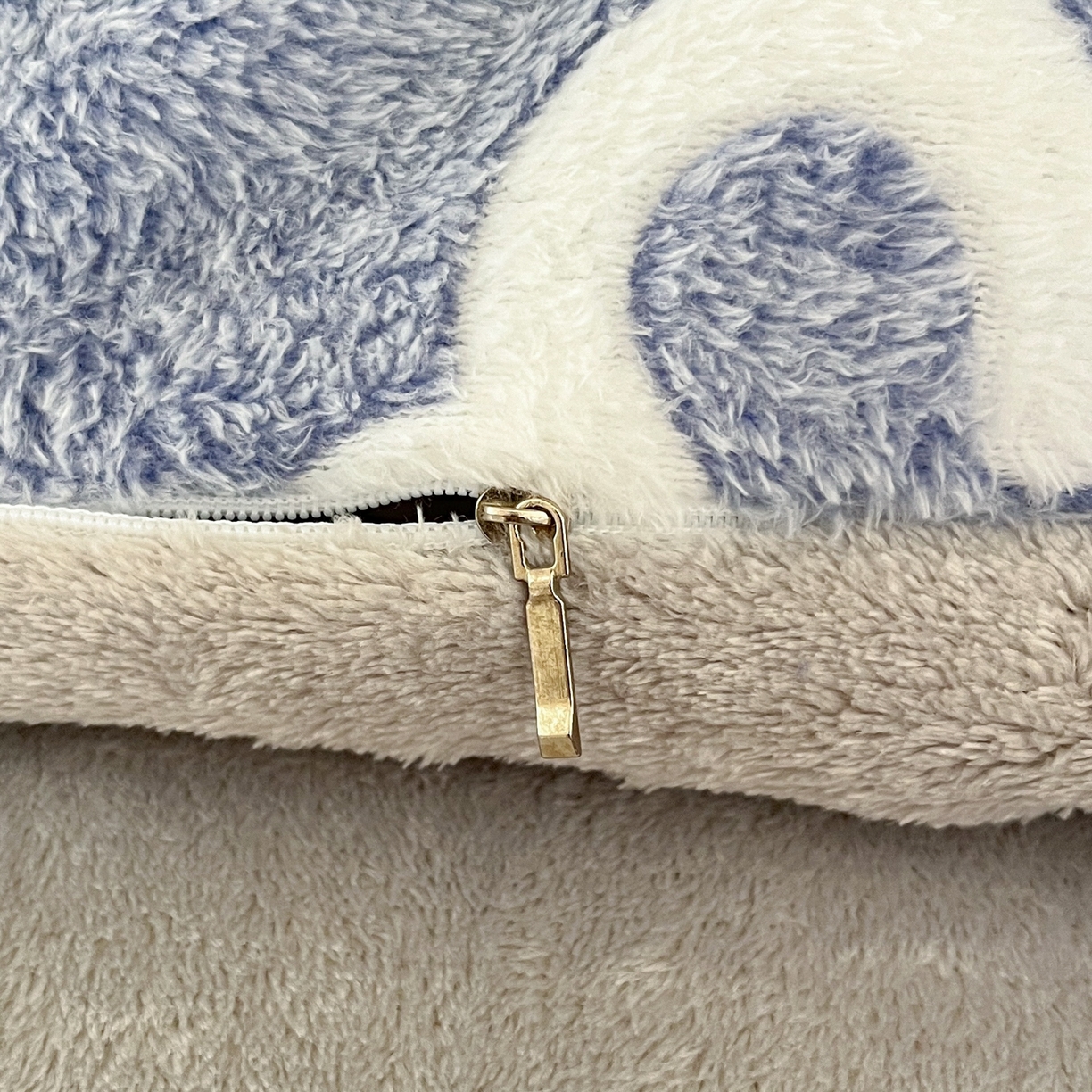 91家纺网 家纺一手货源 找家纺 川悦生活 2025新款雪花绒宿舍床笠款三件套 奶味云朵