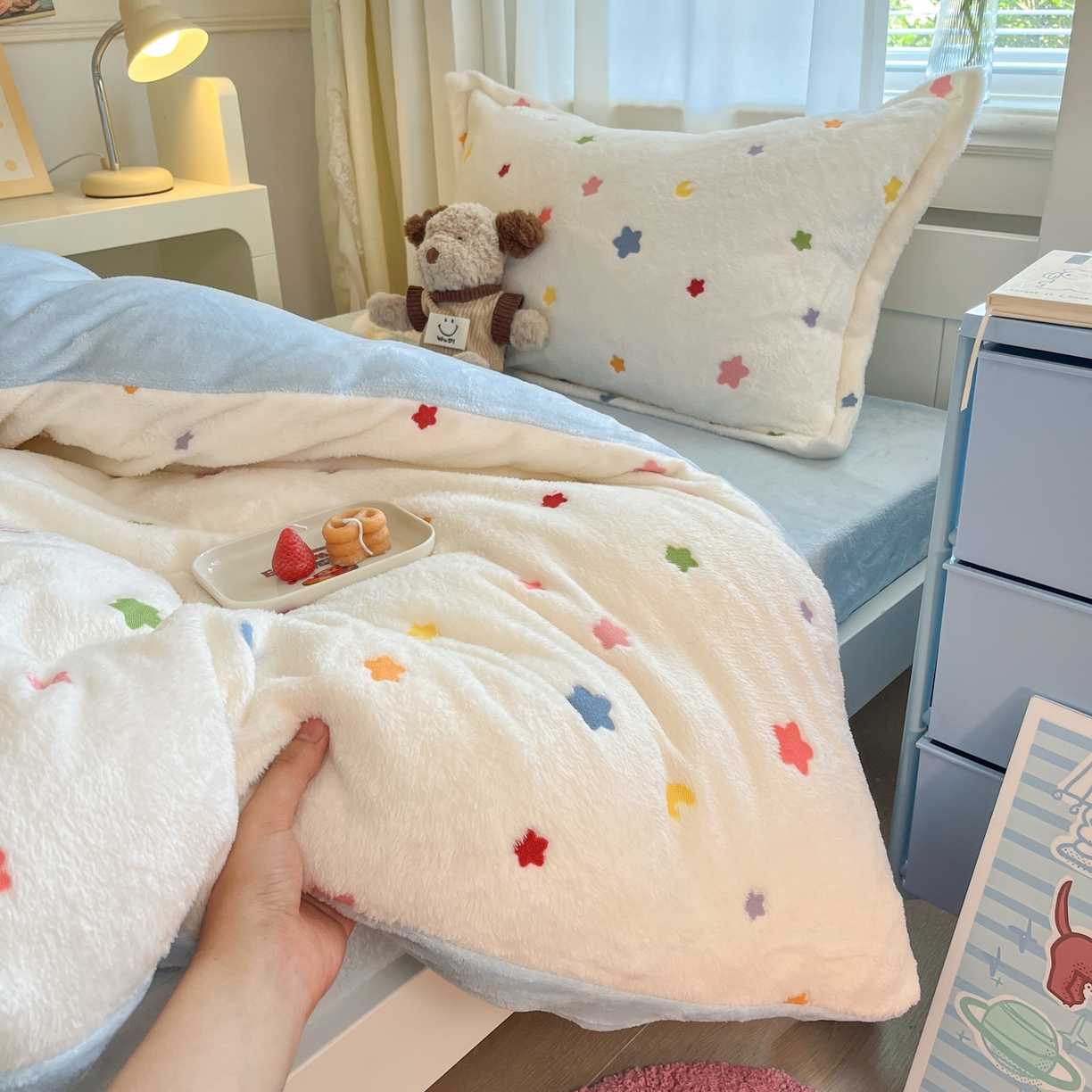 91家纺网 家纺一手货源 找家纺 川悦生活 2025新款雪花绒宿舍床笠款三件套 奶昔星星