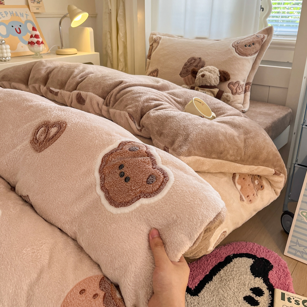 91家纺网 家纺一手货源 找家纺 川悦生活 2025新款雪花绒宿舍床笠款三件套 巧克力熊