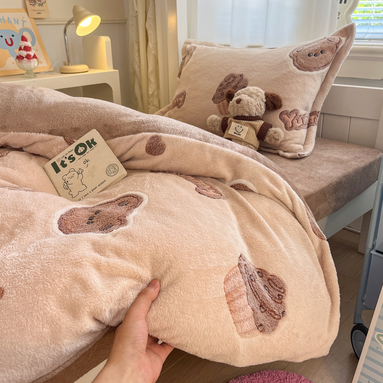 91家纺网 家纺一手货源 找家纺 川悦生活 2025新款雪花绒宿舍床笠款三件套 巧克力熊