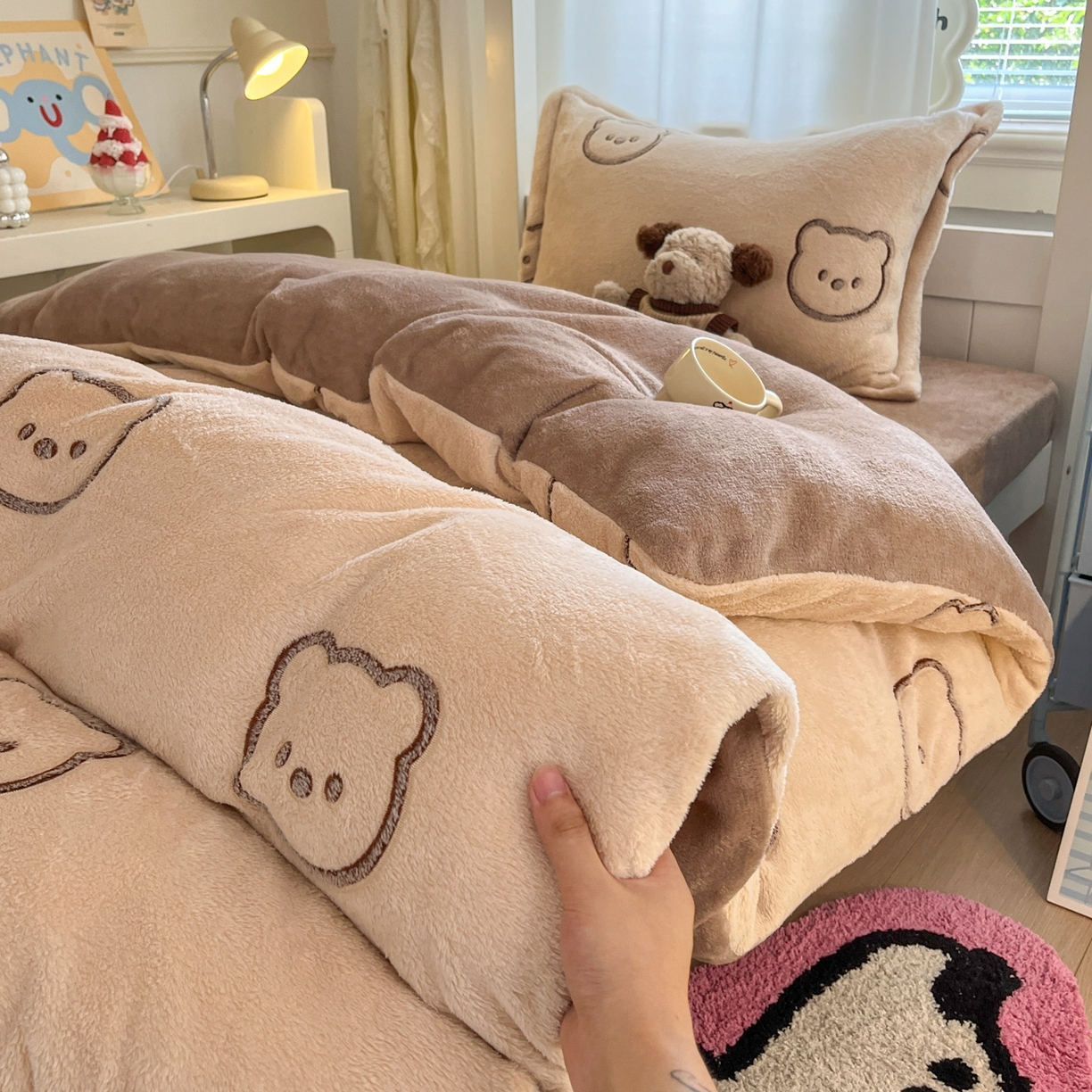 91家纺网 家纺一手货源 找家纺 川悦生活 2025新款雪花绒宿舍床笠款三件套 曲奇小熊