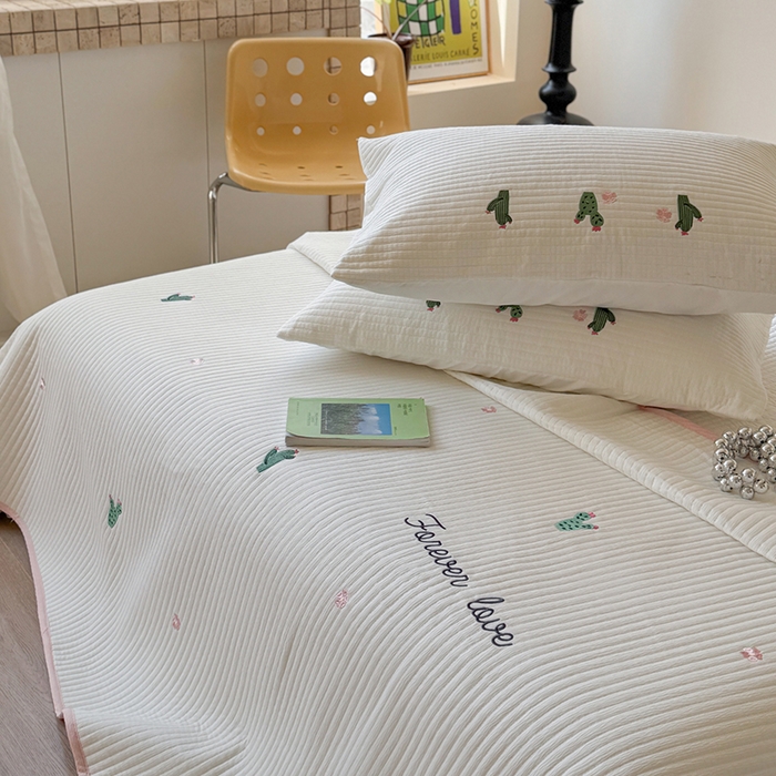 91家纺网 家纺一手货源 找家纺 优悦生活馆 2025新款皱皱纱夹棉刺绣系列床盖 仙人掌-白