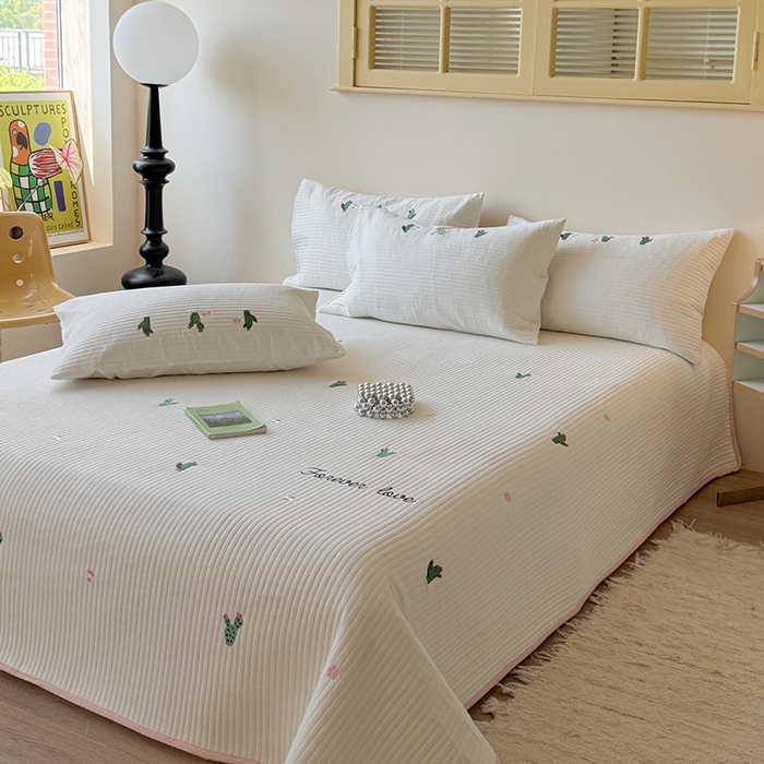 91家纺网 家纺一手货源 找家纺 优悦生活馆 2025新款皱皱纱夹棉刺绣系列床盖 仙人掌-白