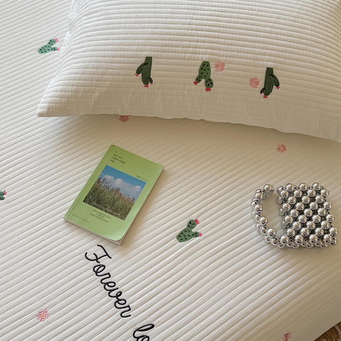 91家纺网 家纺一手货源 找家纺 优悦生活馆 2025新款皱皱纱夹棉刺绣系列床盖 仙人掌-白