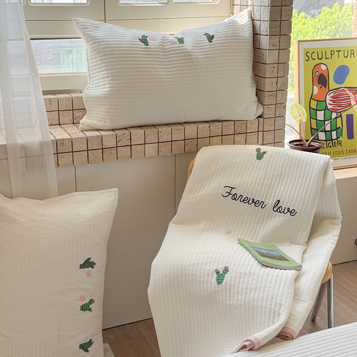 91家纺网 家纺一手货源 找家纺 优悦生活馆 2025新款皱皱纱夹棉刺绣系列床盖 仙人掌-白