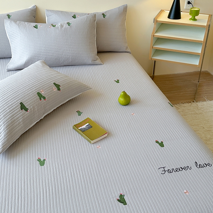 91家纺网 家纺一手货源 找家纺 优悦生活馆 2025新款皱皱纱夹棉刺绣系列床盖 仙人掌-灰