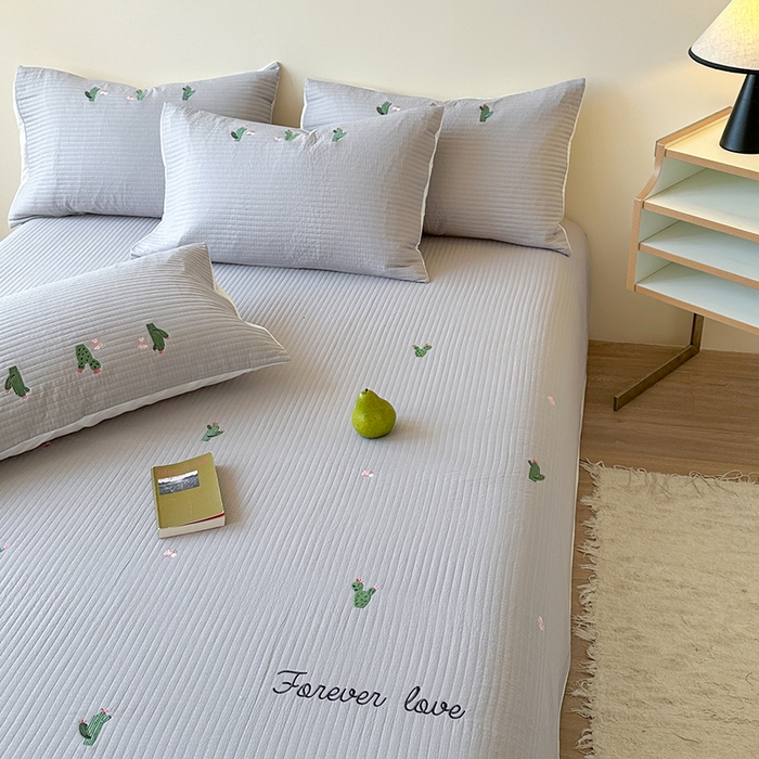 91家纺网 家纺一手货源 找家纺 优悦生活馆 2025新款皱皱纱夹棉刺绣系列床盖 仙人掌-灰