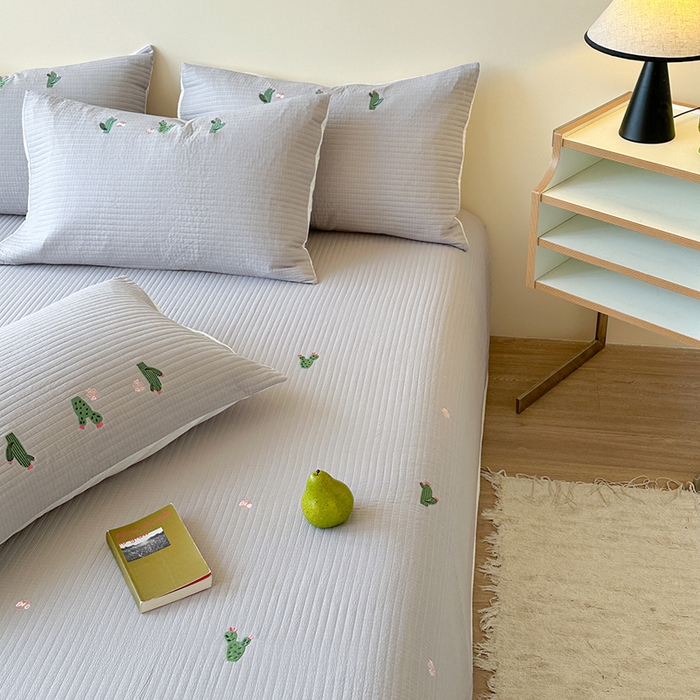 91家纺网 家纺一手货源 找家纺 优悦生活馆 2025新款皱皱纱夹棉刺绣系列床盖 仙人掌-灰