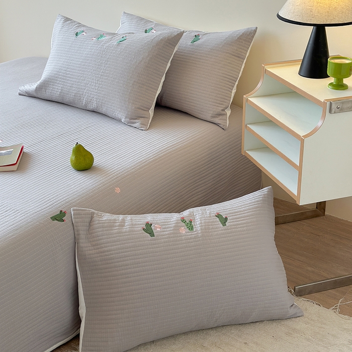 91家纺网 家纺一手货源 找家纺 优悦生活馆 2025新款皱皱纱夹棉刺绣系列床盖 仙人掌-灰