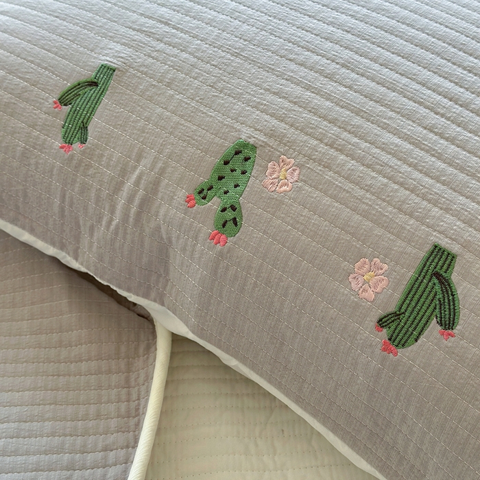 91家纺网 家纺一手货源 找家纺 优悦生活馆 2025新款皱皱纱夹棉刺绣系列床盖 仙人掌-灰