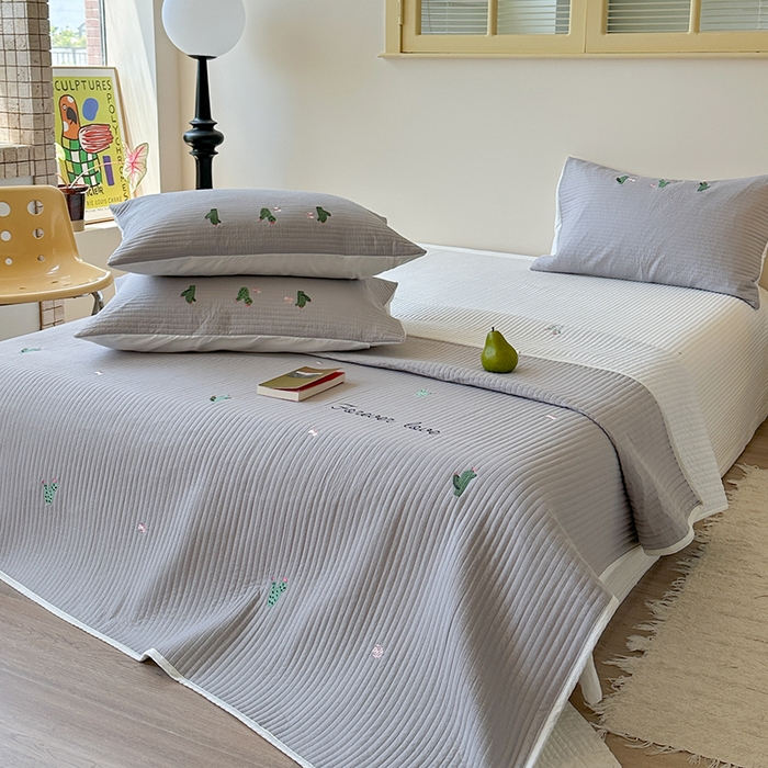 91家纺网 家纺一手货源 找家纺 优悦生活馆 2025新款皱皱纱夹棉刺绣系列床盖 仙人掌-灰