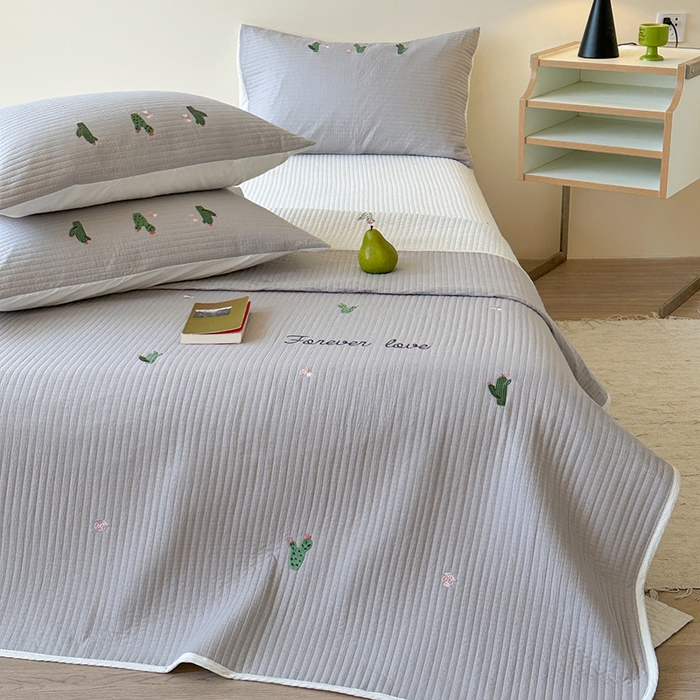 91家纺网 家纺一手货源 找家纺 优悦生活馆 2025新款皱皱纱夹棉刺绣系列床盖 仙人掌-灰