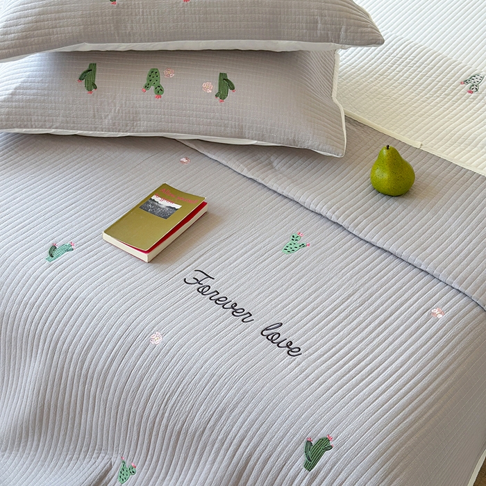 91家纺网 家纺一手货源 找家纺 优悦生活馆 2025新款皱皱纱夹棉刺绣系列床盖 仙人掌-灰