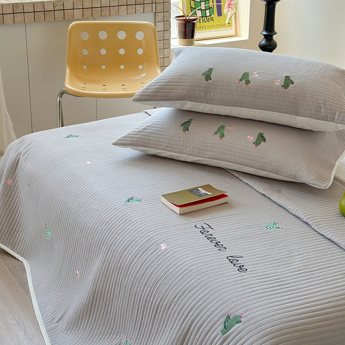 91家纺网 家纺一手货源 找家纺 优悦生活馆 2025新款皱皱纱夹棉刺绣系列床盖 仙人掌-灰