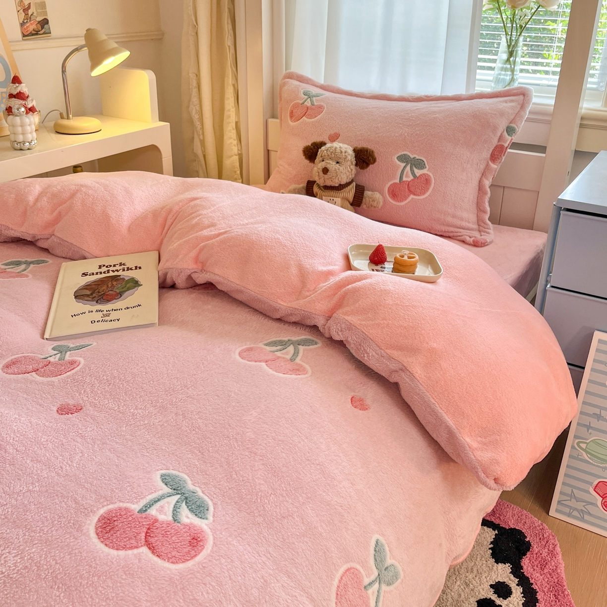 91家纺网 家纺一手货源 找家纺 川悦生活 2025新款雪花绒宿舍床笠款三件套 桃心爱语