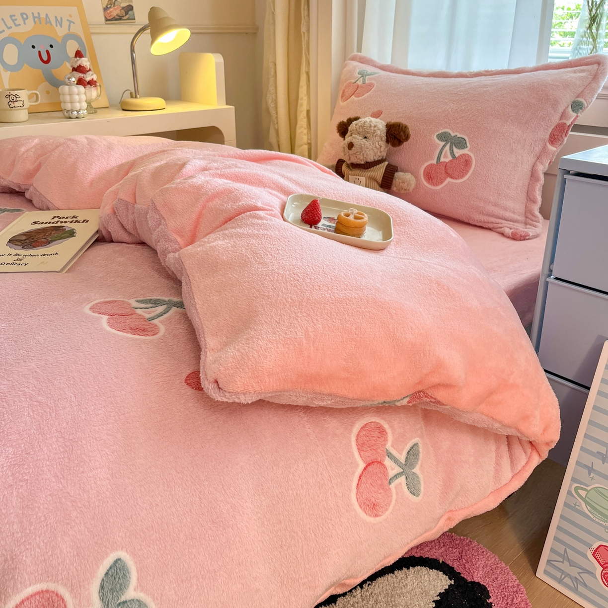 91家纺网 家纺一手货源 找家纺 川悦生活 2025新款雪花绒宿舍床笠款三件套 桃心爱语