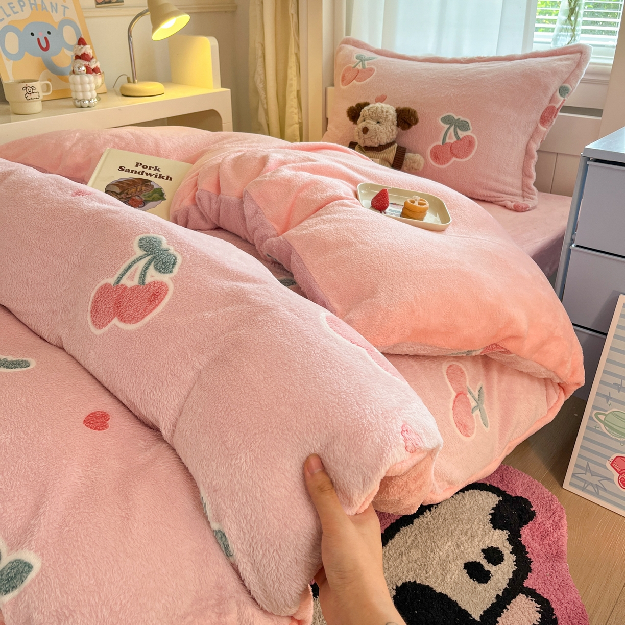 91家纺网 家纺一手货源 找家纺 川悦生活 2025新款雪花绒宿舍床笠款三件套 桃心爱语